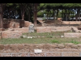 02984 ostia - regio ii - insula ix - tempietto repubblicano (ii,ix,4) - decumanus maximus ecke via dei molini - blick nach norden - 09-2022.jpg